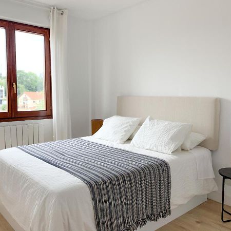 Acogedor Apartamento Con Terraza Y Parking Publico En 코밀라스 외부 사진