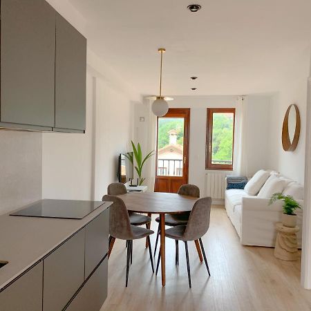 Acogedor Apartamento Con Terraza Y Parking Publico En 코밀라스 외부 사진