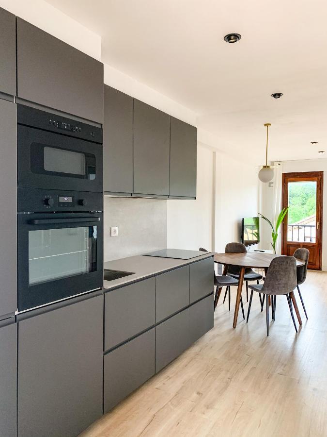 Acogedor Apartamento Con Terraza Y Parking Publico En 코밀라스 외부 사진