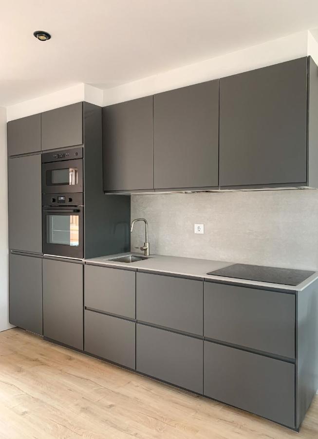 Acogedor Apartamento Con Terraza Y Parking Publico En 코밀라스 외부 사진