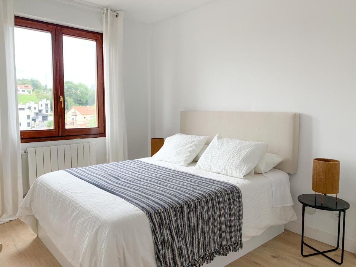 Acogedor Apartamento Con Terraza Y Parking Publico En 코밀라스 외부 사진