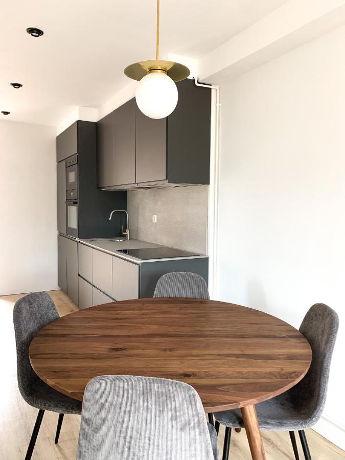Acogedor Apartamento Con Terraza Y Parking Publico En 코밀라스 외부 사진