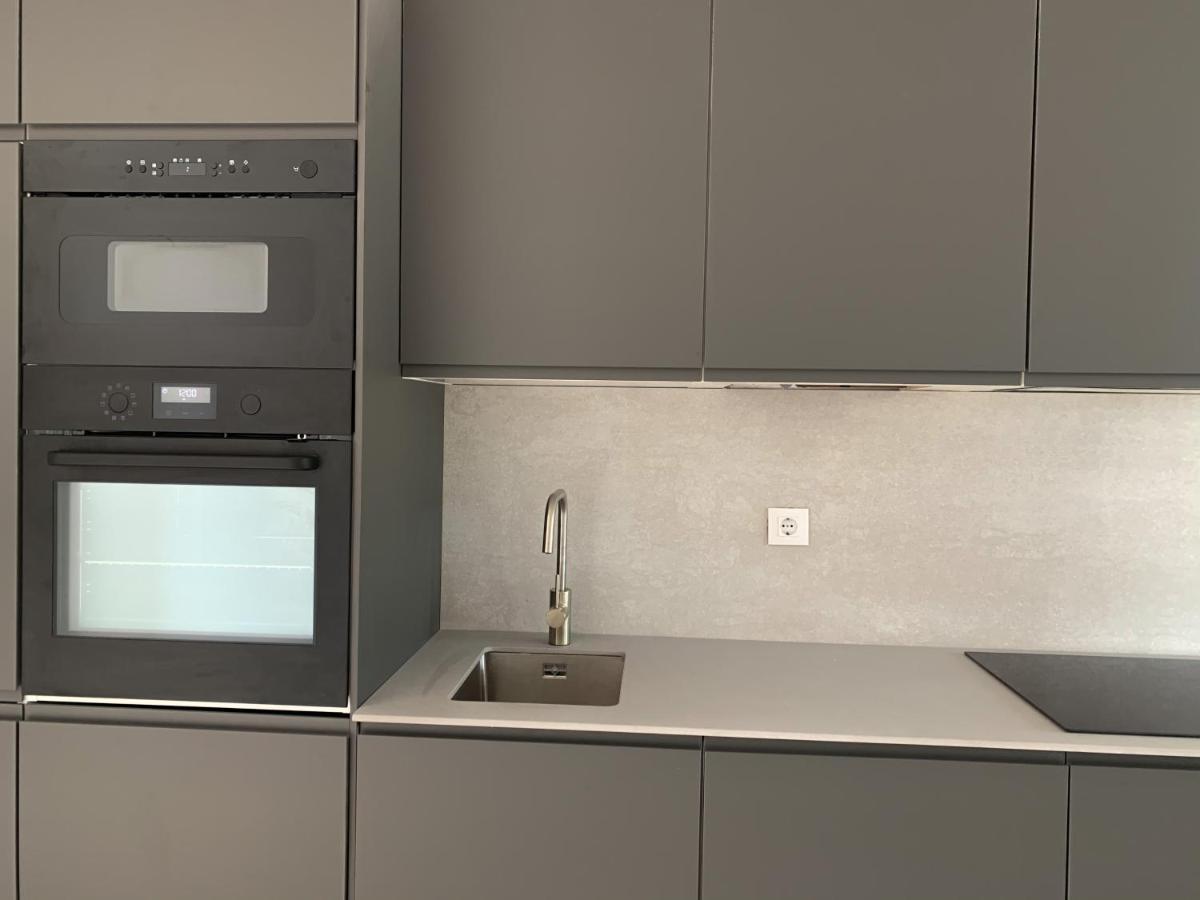 Acogedor Apartamento Con Terraza Y Parking Publico En 코밀라스 외부 사진