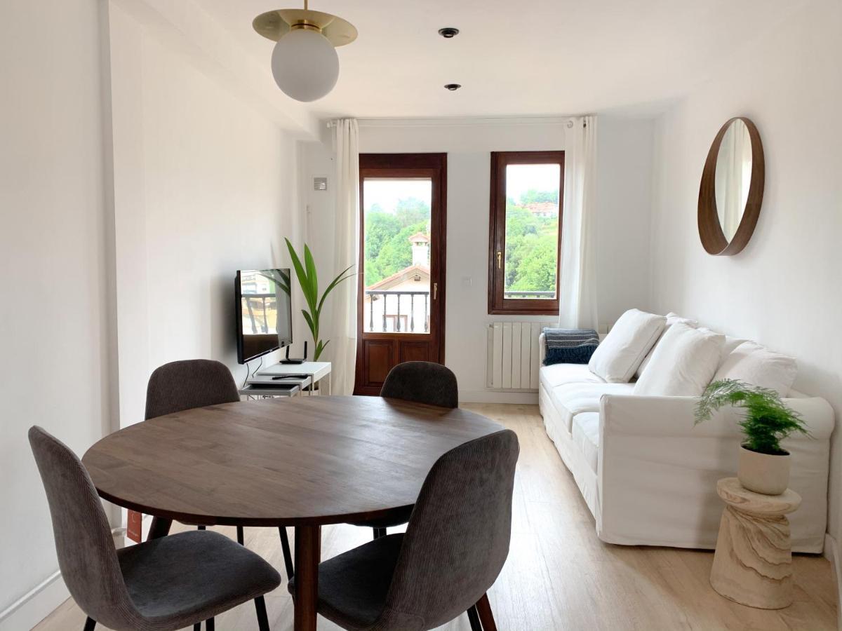 Acogedor Apartamento Con Terraza Y Parking Publico En 코밀라스 외부 사진