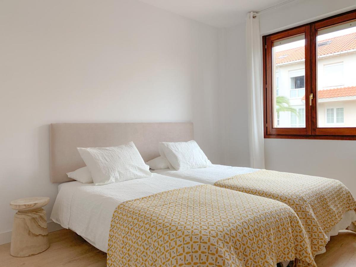 Acogedor Apartamento Con Terraza Y Parking Publico En 코밀라스 외부 사진