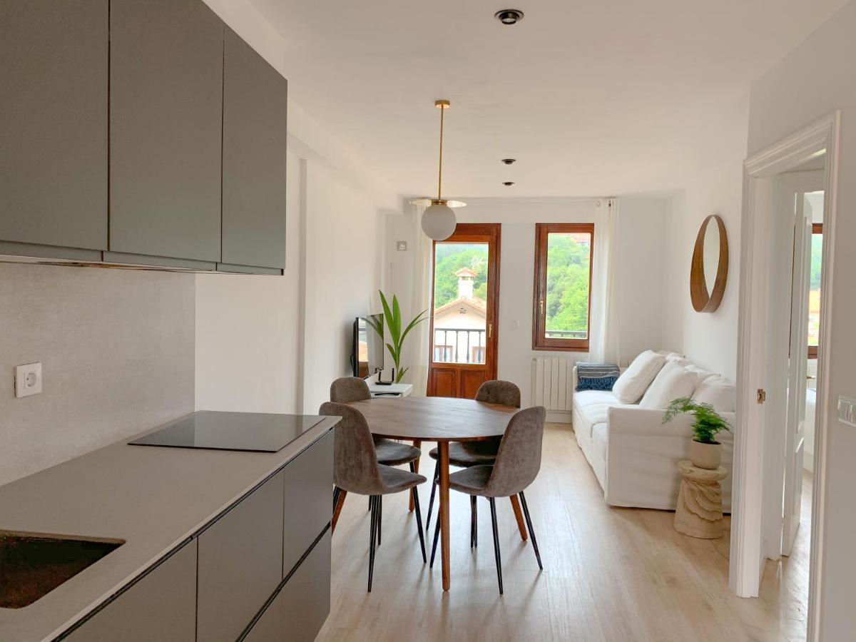 Acogedor Apartamento Con Terraza Y Parking Publico En 코밀라스 외부 사진
